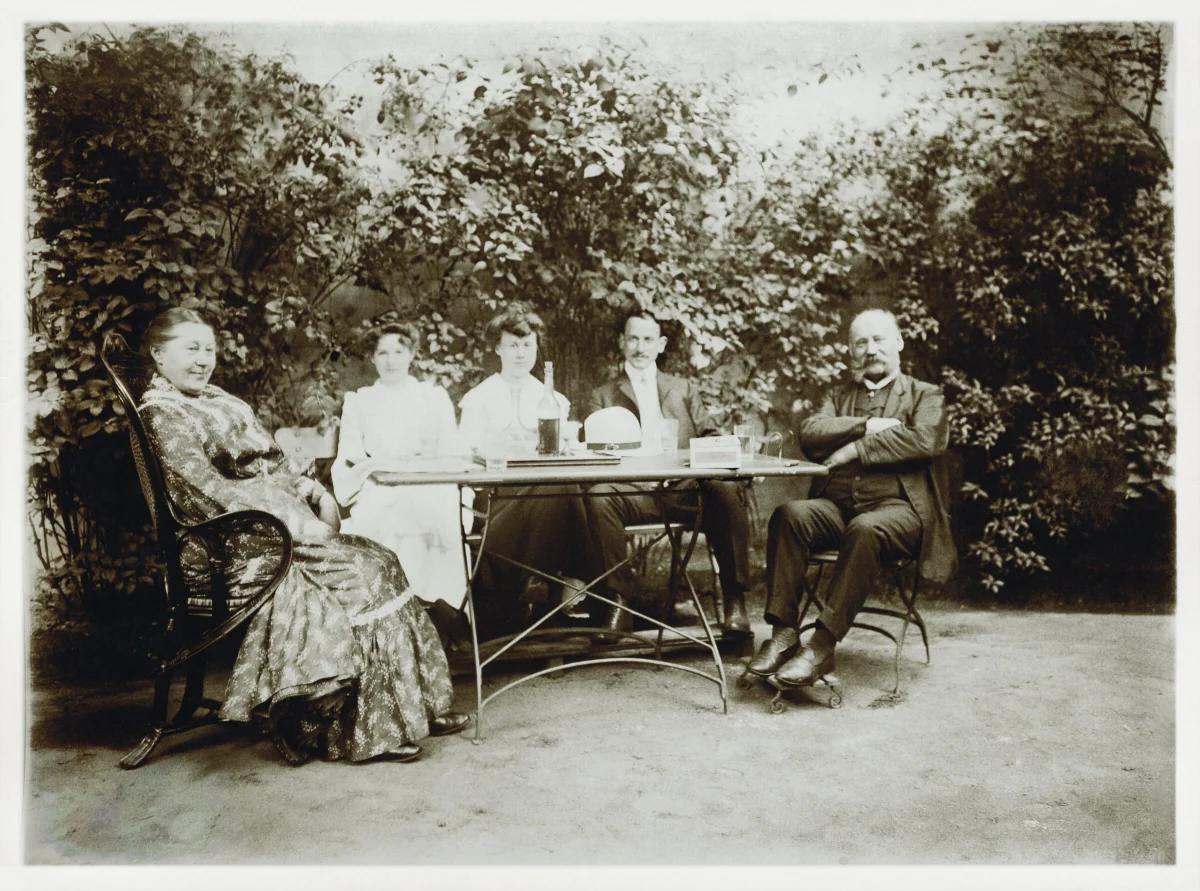 Die Familie Passier im Garten, um 1900